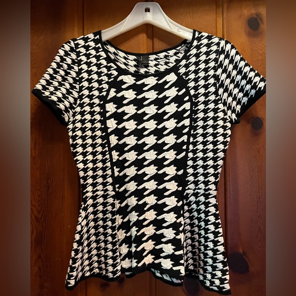 ELLE collection, knit shirt, black and white pattern size small - Picture 1 of 4